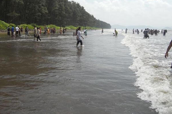 Akshi Beach - Quiet beach with picturesque scenery in Alibag